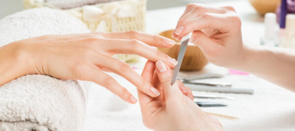 Manicure odżywiający i regenerujący płytkę paznokcia
